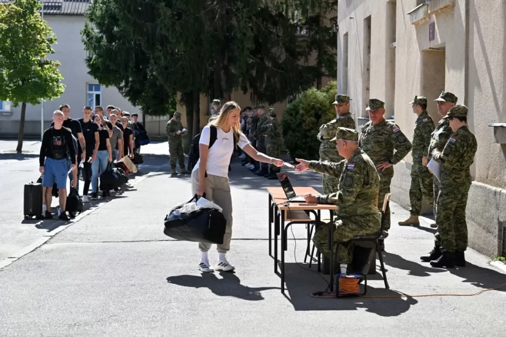 Novi naraštaj ročnika i ročnica stigao u Požegu na dragovoljno vojno osposobljavanje