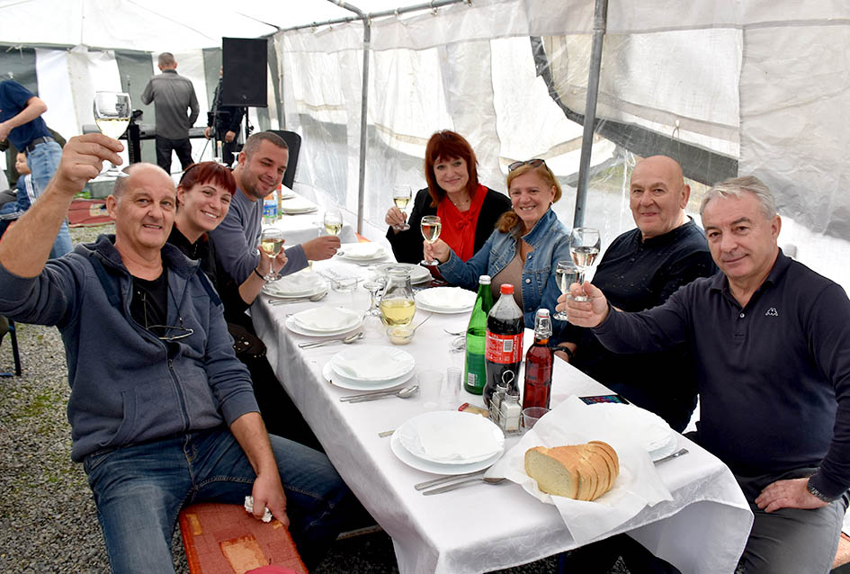 ODRŽANO TRADICIONALNO MARTINJE KOD OBITELJI TANDARA U KUTJEVU: Ovogodišnji kum Ivica Kovačević, poduzetnik iz Usore