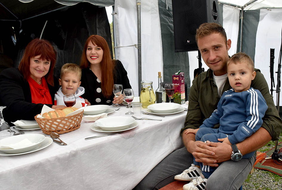 ODRŽANO TRADICIONALNO MARTINJE KOD OBITELJI TANDARA U KUTJEVU: Ovogodišnji kum Ivica Kovačević, poduzetnik iz Usore