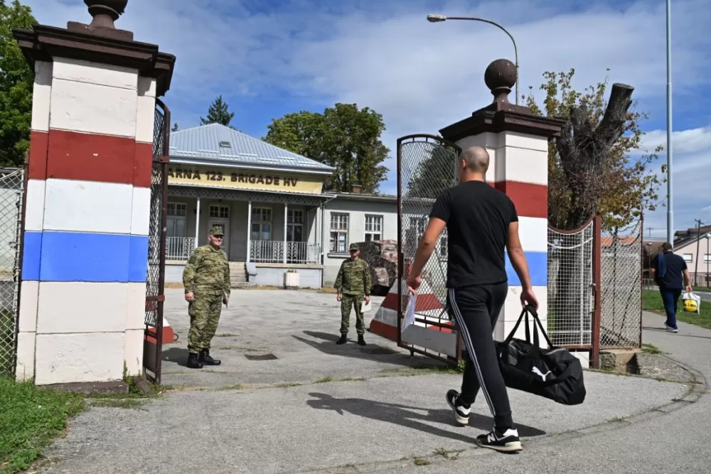 Novi naraštaj ročnika i ročnica stigao u Požegu na dragovoljno vojno osposobljavanje