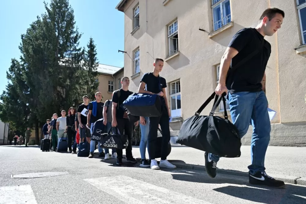 Novi naraštaj ročnika i ročnica stigao u Požegu na dragovoljno vojno osposobljavanje