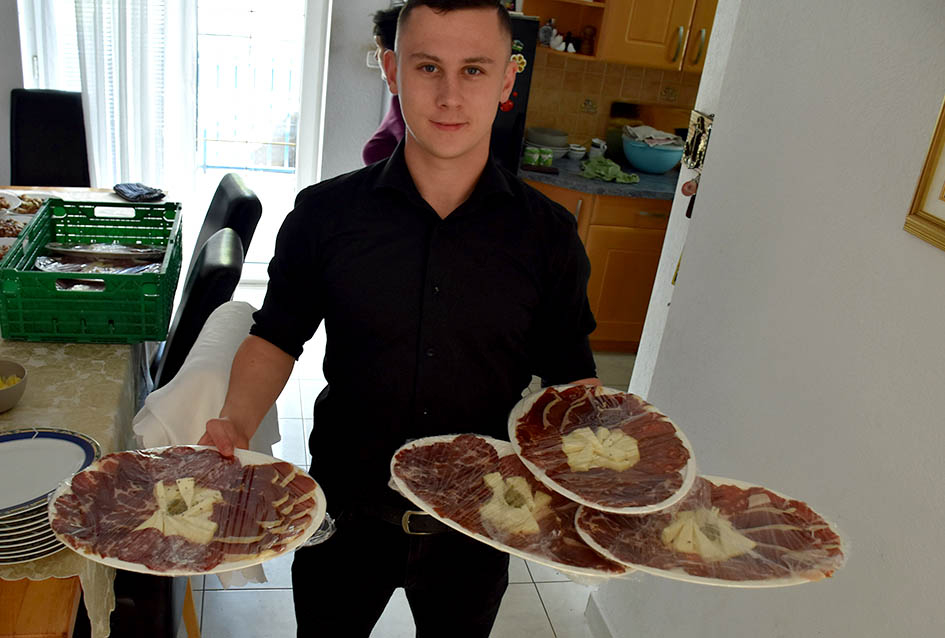 ODRŽANO TRADICIONALNO MARTINJE KOD OBITELJI TANDARA U KUTJEVU: Ovogodišnji kum Ivica Kovačević, poduzetnik iz Usore