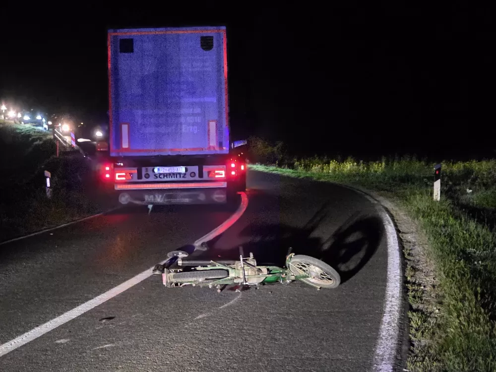 Sudar teretnog vozila i mopeda: Vozač mopeda prevezen u bolnicu