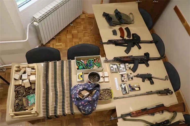 Požega.eu | U Ljeskovici pronađen arsenal oružja i veća količina duhana kod  43-godišnjakinje i 63-godišnjaka