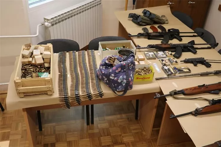 U Ljeskovici pronađen arsenal oružja i veća količina duhana kod  43-godišnjakinje i 63-godišnjaka