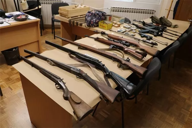 U Ljeskovici pronađen arsenal oružja i veća količina duhana kod  43-godišnjakinje i 63-godišnjaka