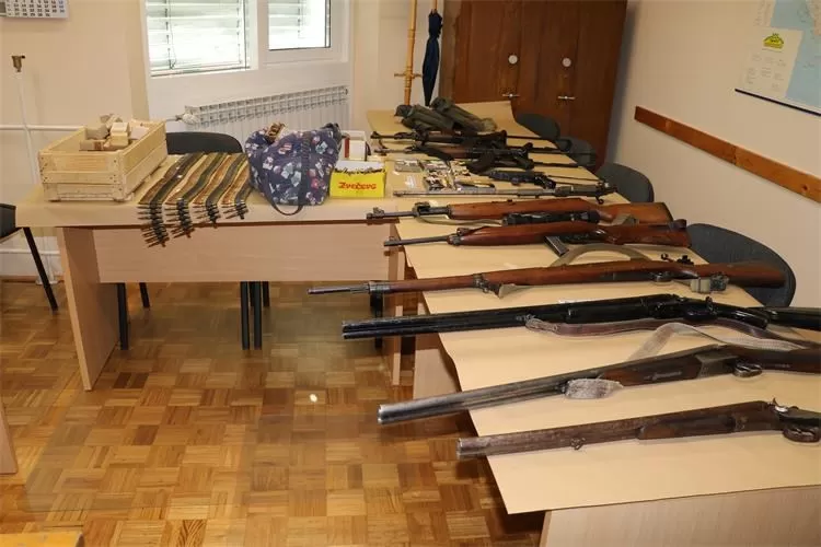 U Ljeskovici pronađen arsenal oružja i veća količina duhana kod  43-godišnjakinje i 63-godišnjaka
