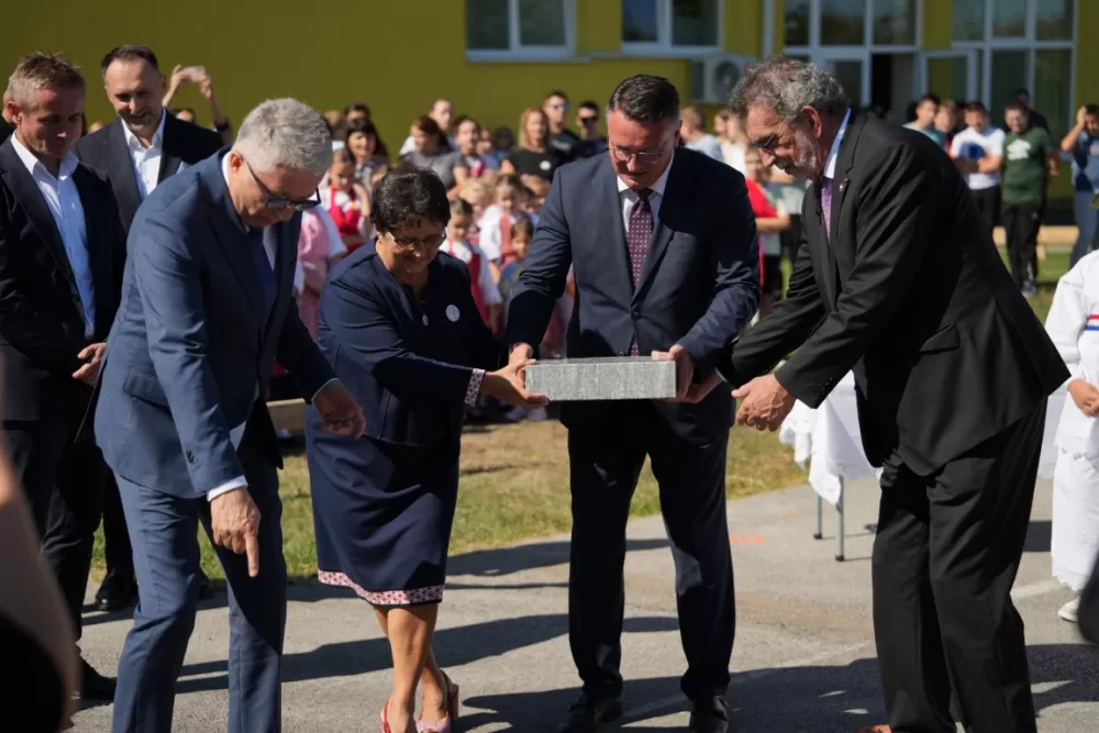 SB Online | (FOTOGALERIJA) Dan koji će mještani Sikirevaca i okolnih mjesta dugo pamtiti: Položen kamen temeljac za gradnju nove školsko sportske dvorane