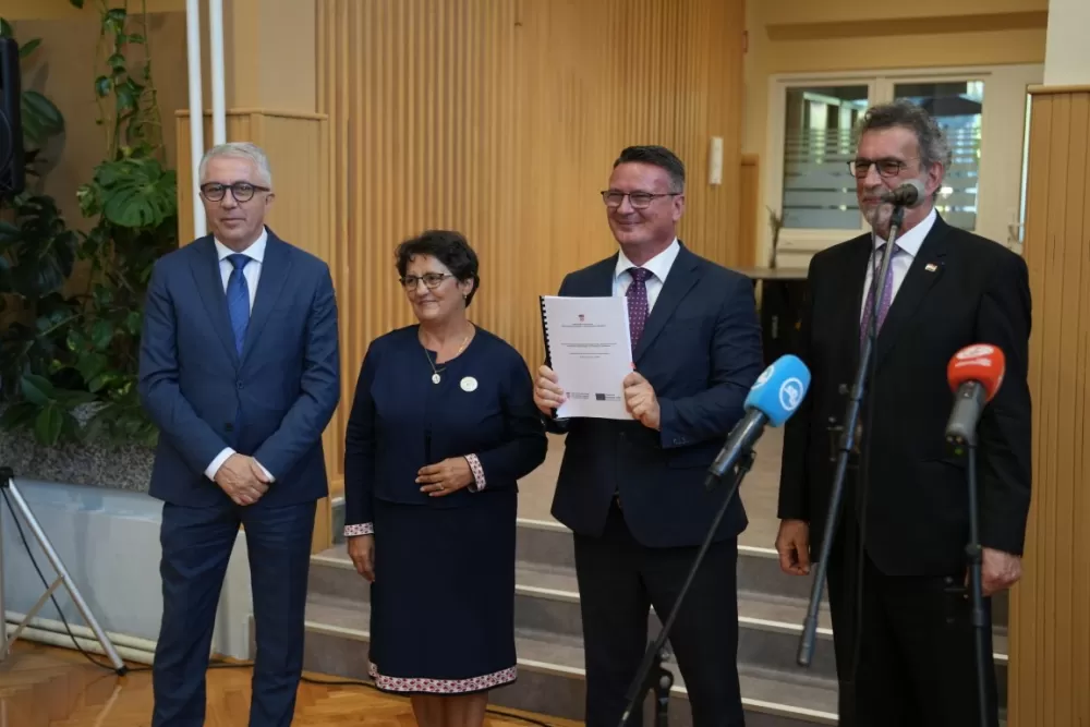 (FOTOGALERIJA) Dan koji će mještani Sikirevaca i okolnih mjesta dugo pamtiti: Položen kamen temeljac za gradnju nove školsko sportske dvorane