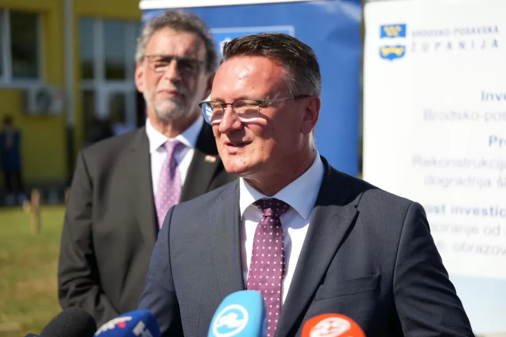 (FOTOGALERIJA) Dan koji će mještani Sikirevaca i okolnih mjesta dugo pamtiti: Položen kamen temeljac za gradnju nove školsko sportske dvorane