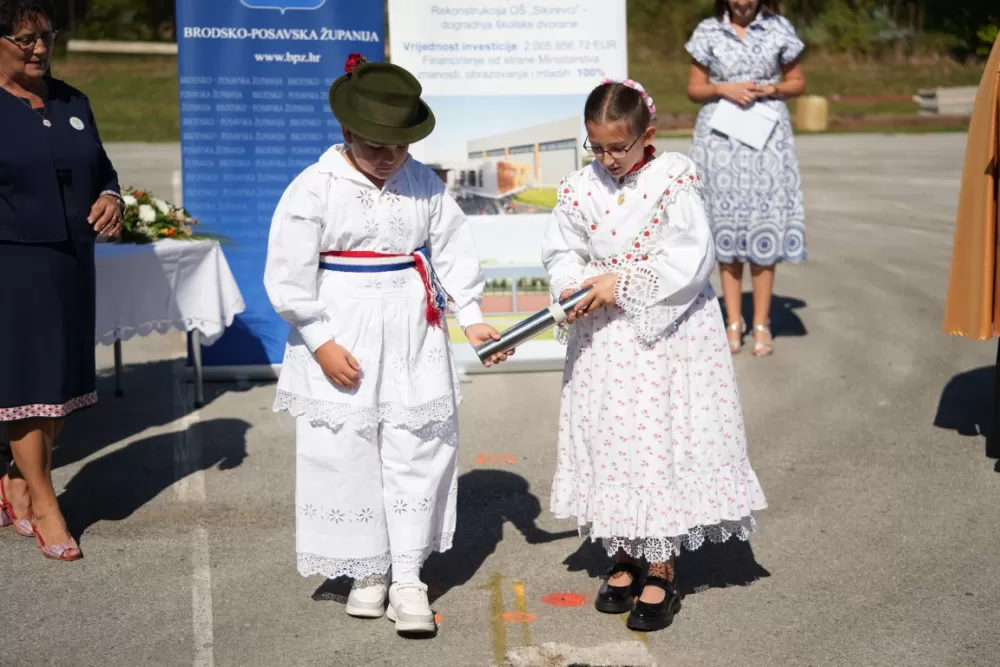 (FOTOGALERIJA) Dan koji će mještani Sikirevaca i okolnih mjesta dugo pamtiti: Položen kamen temeljac za gradnju nove školsko sportske dvorane
