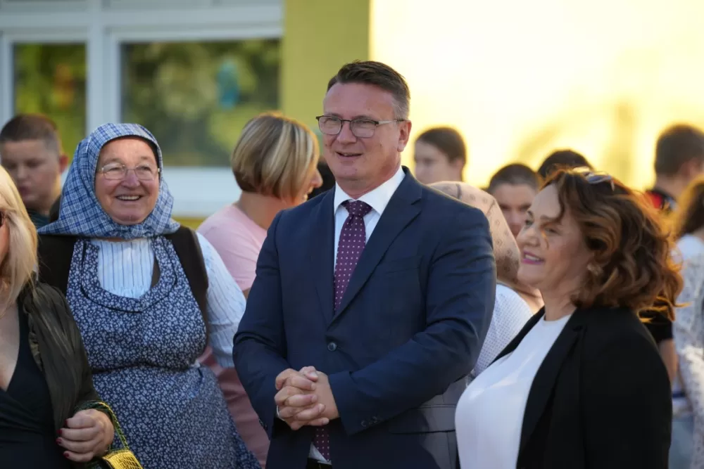 (FOTOGALERIJA) Dan koji će mještani Sikirevaca i okolnih mjesta dugo pamtiti: Položen kamen temeljac za gradnju nove školsko sportske dvorane
