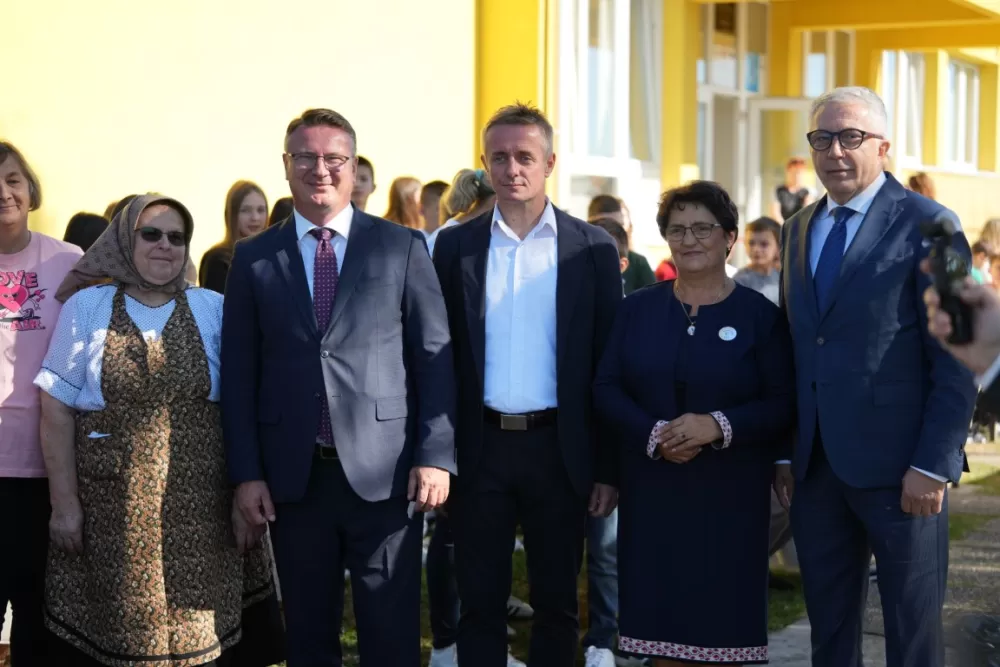 (FOTOGALERIJA) Dan koji će mještani Sikirevaca i okolnih mjesta dugo pamtiti: Položen kamen temeljac za gradnju nove školsko sportske dvorane