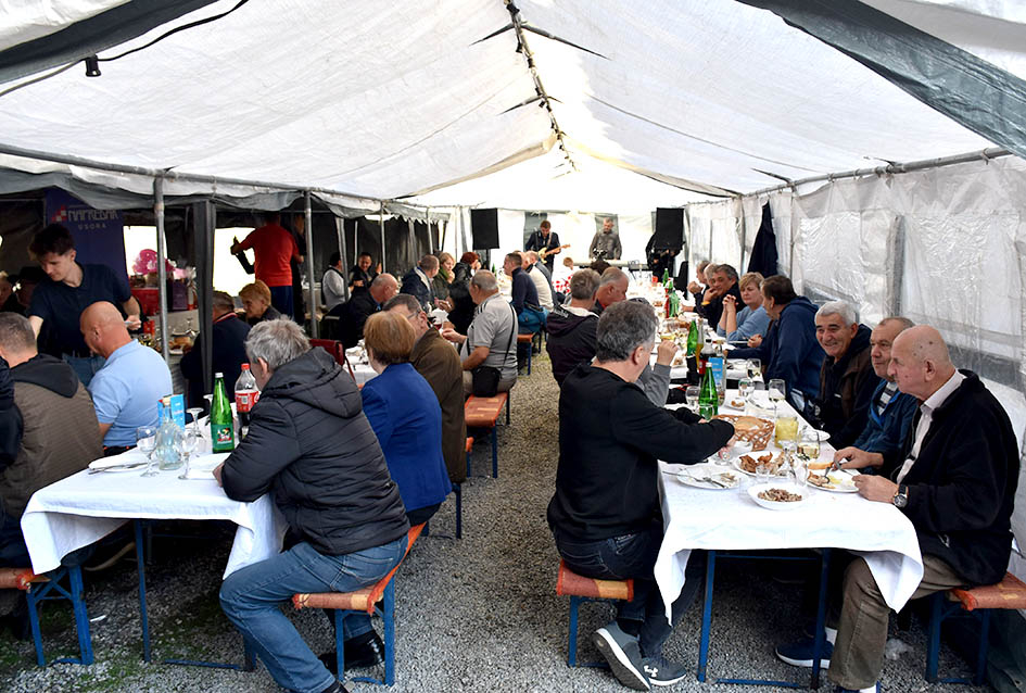 ODRŽANO TRADICIONALNO MARTINJE KOD OBITELJI TANDARA U KUTJEVU: Ovogodišnji kum Ivica Kovačević, poduzetnik iz Usore