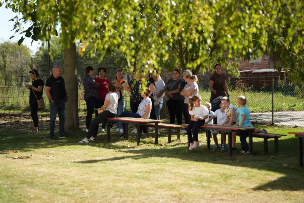 (FOTOGALERIJA) Dan koji će mještani Sikirevaca i okolnih mjesta dugo pamtiti: Položen kamen temeljac za gradnju nove školsko sportske dvorane