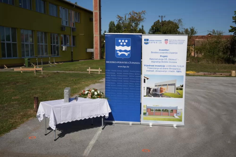 (FOTOGALERIJA) Dan koji će mještani Sikirevaca i okolnih mjesta dugo pamtiti: Položen kamen temeljac za gradnju nove školsko sportske dvorane