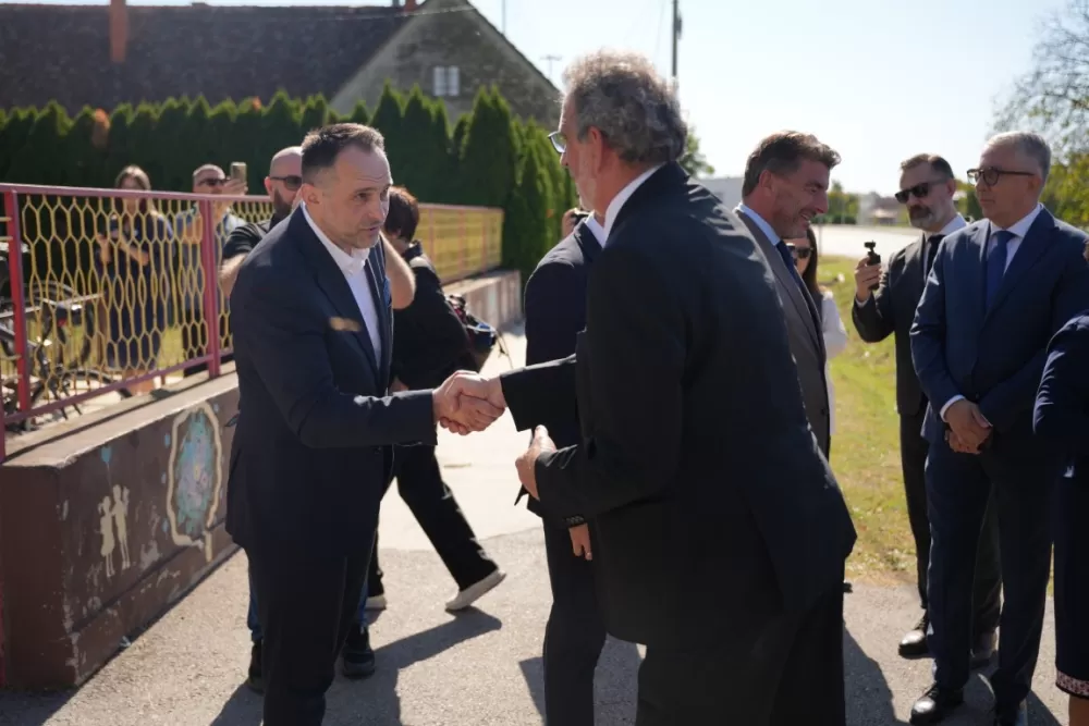 (FOTOGALERIJA) Dan koji će mještani Sikirevaca i okolnih mjesta dugo pamtiti: Položen kamen temeljac za gradnju nove školsko sportske dvorane