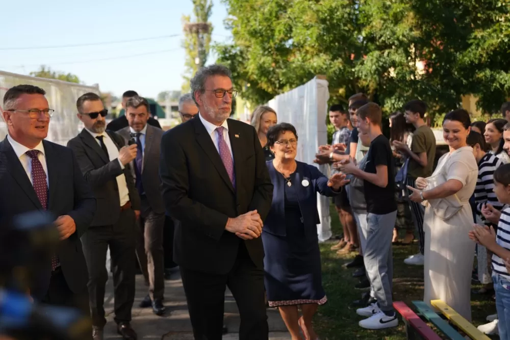(FOTOGALERIJA) Dan koji će mještani Sikirevaca i okolnih mjesta dugo pamtiti: Položen kamen temeljac za gradnju nove školsko sportske dvorane