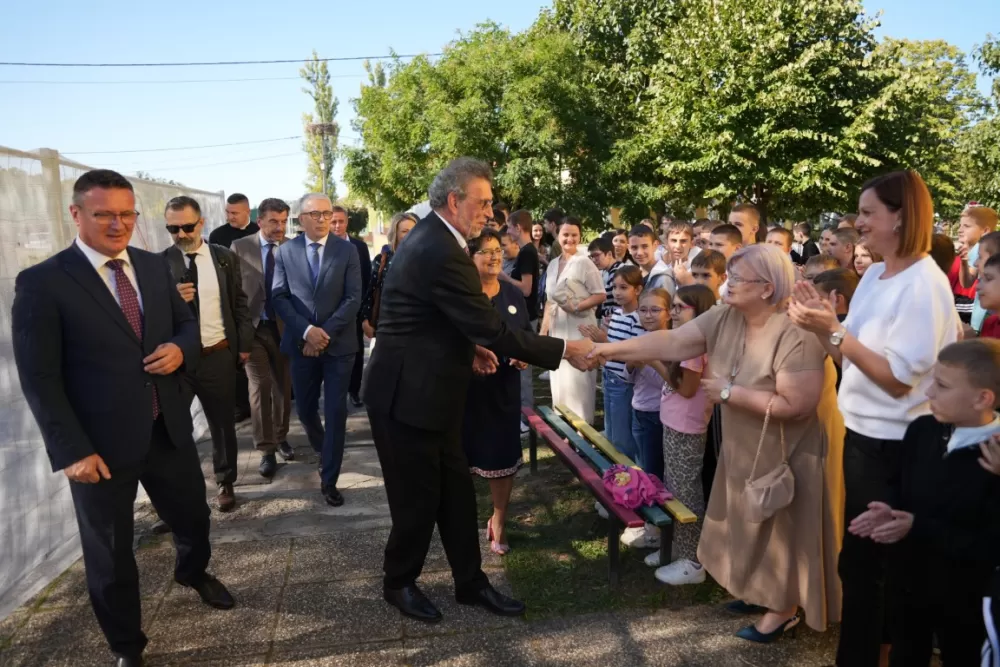 (FOTOGALERIJA) Dan koji će mještani Sikirevaca i okolnih mjesta dugo pamtiti: Položen kamen temeljac za gradnju nove školsko sportske dvorane