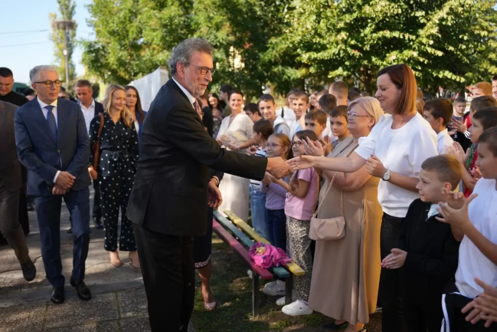 (FOTOGALERIJA) Dan koji će mještani Sikirevaca i okolnih mjesta dugo pamtiti: Položen kamen temeljac za gradnju nove školsko sportske dvorane