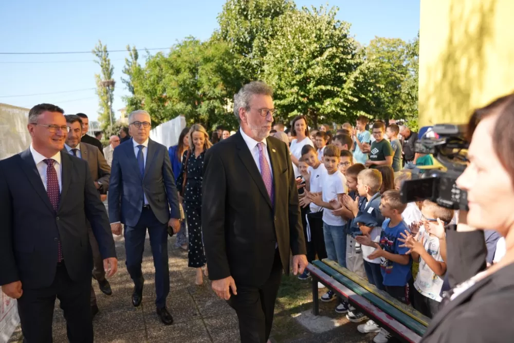(FOTOGALERIJA) Dan koji će mještani Sikirevaca i okolnih mjesta dugo pamtiti: Položen kamen temeljac za gradnju nove školsko sportske dvorane