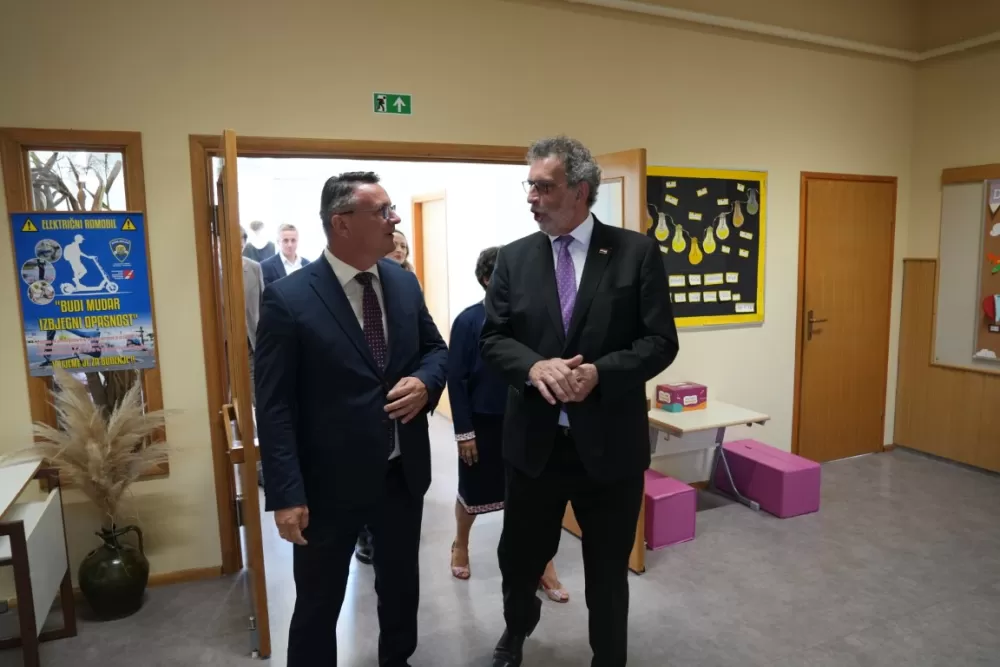 (FOTOGALERIJA) Dan koji će mještani Sikirevaca i okolnih mjesta dugo pamtiti: Položen kamen temeljac za gradnju nove školsko sportske dvorane