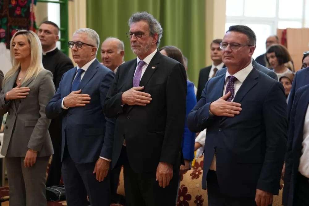 (FOTOGALERIJA) Dan koji će mještani Sikirevaca i okolnih mjesta dugo pamtiti: Položen kamen temeljac za gradnju nove školsko sportske dvorane