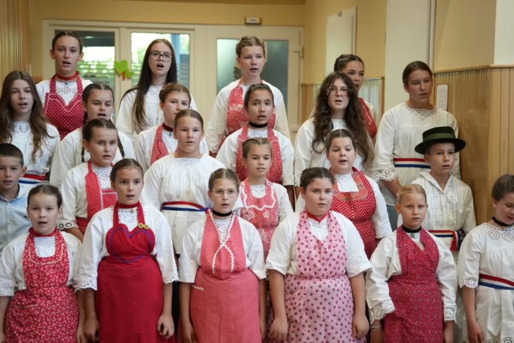 (FOTOGALERIJA) Dan koji će mještani Sikirevaca i okolnih mjesta dugo pamtiti: Položen kamen temeljac za gradnju nove školsko sportske dvorane