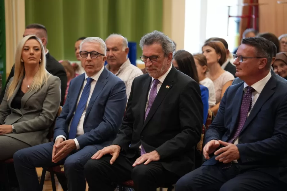 (FOTOGALERIJA) Dan koji će mještani Sikirevaca i okolnih mjesta dugo pamtiti: Položen kamen temeljac za gradnju nove školsko sportske dvorane
