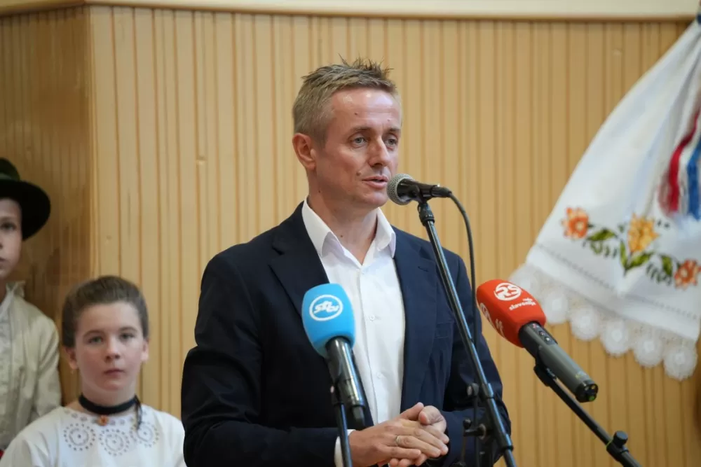 (FOTOGALERIJA) Dan koji će mještani Sikirevaca i okolnih mjesta dugo pamtiti: Položen kamen temeljac za gradnju nove školsko sportske dvorane