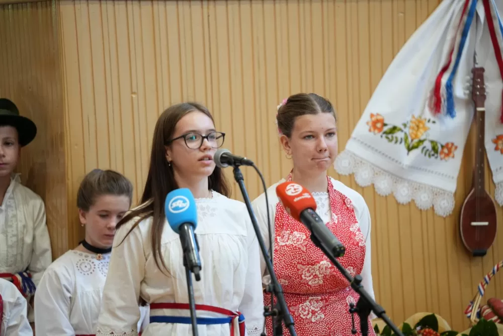 (FOTOGALERIJA) Dan koji će mještani Sikirevaca i okolnih mjesta dugo pamtiti: Položen kamen temeljac za gradnju nove školsko sportske dvorane
