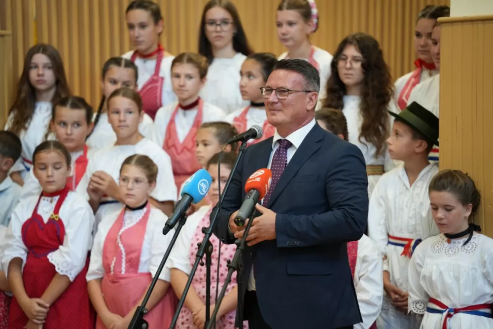 (FOTOGALERIJA) Dan koji će mještani Sikirevaca i okolnih mjesta dugo pamtiti: Položen kamen temeljac za gradnju nove školsko sportske dvorane