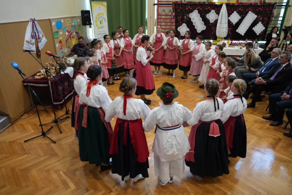 (FOTOGALERIJA) Dan koji će mještani Sikirevaca i okolnih mjesta dugo pamtiti: Položen kamen temeljac za gradnju nove školsko sportske dvorane