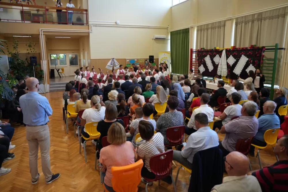 (FOTOGALERIJA) Dan koji će mještani Sikirevaca i okolnih mjesta dugo pamtiti: Položen kamen temeljac za gradnju nove školsko sportske dvorane