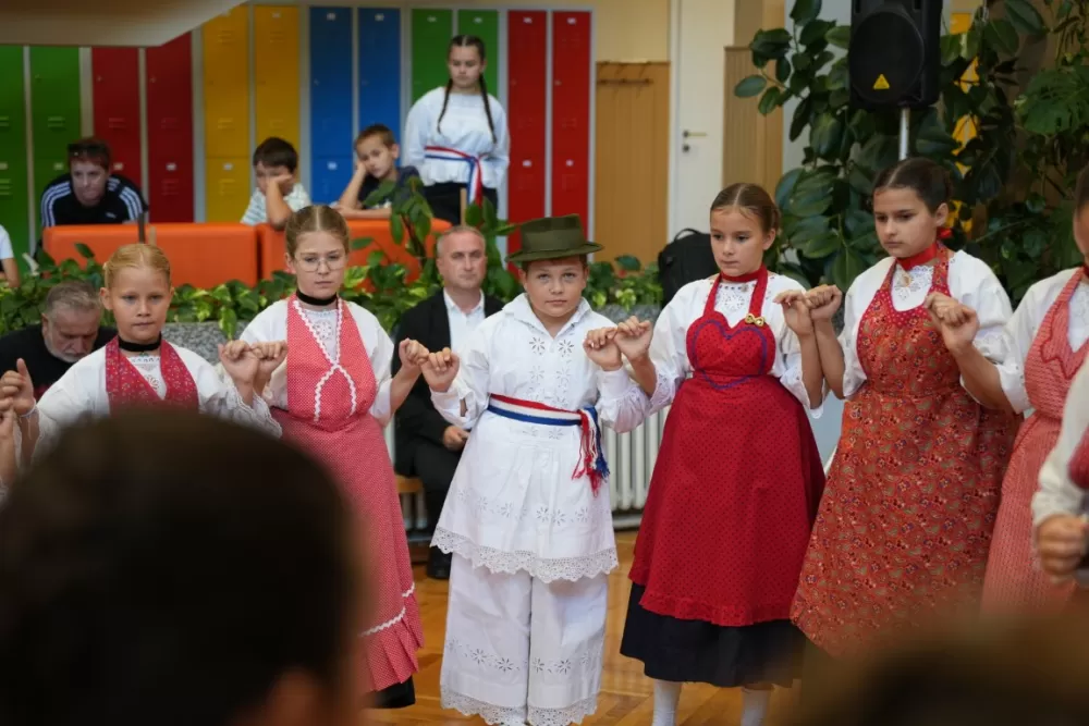 (FOTOGALERIJA) Dan koji će mještani Sikirevaca i okolnih mjesta dugo pamtiti: Položen kamen temeljac za gradnju nove školsko sportske dvorane