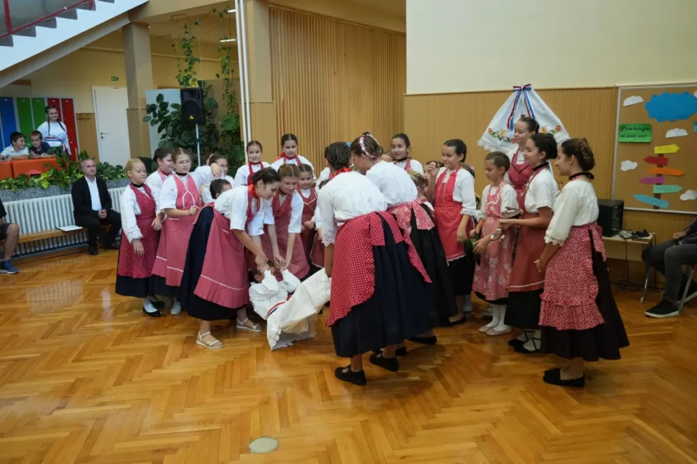 (FOTOGALERIJA) Dan koji će mještani Sikirevaca i okolnih mjesta dugo pamtiti: Položen kamen temeljac za gradnju nove školsko sportske dvorane