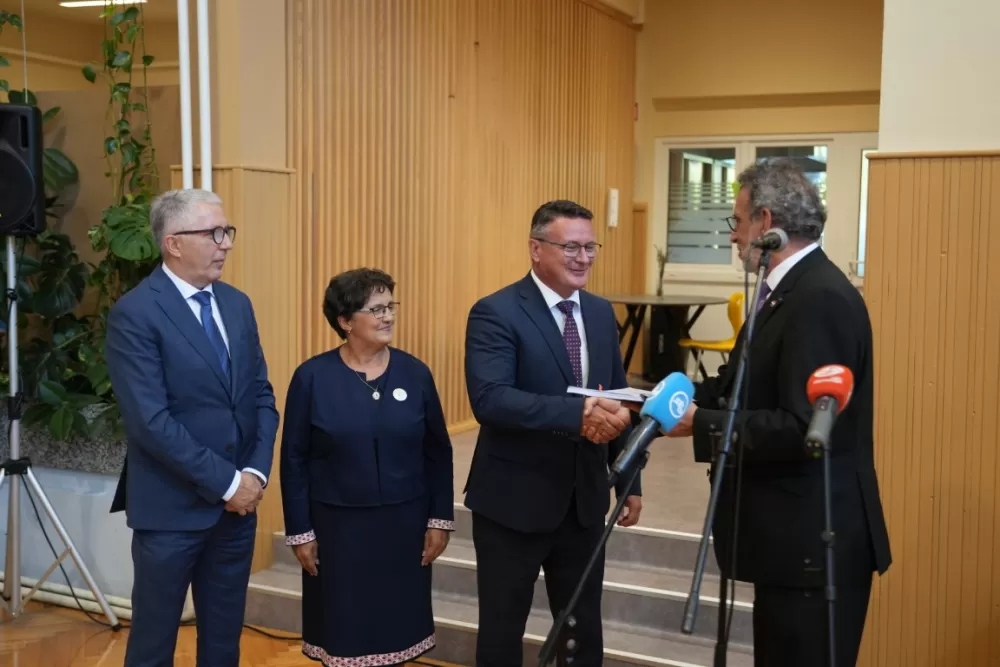 (FOTOGALERIJA) Dan koji će mještani Sikirevaca i okolnih mjesta dugo pamtiti: Položen kamen temeljac za gradnju nove školsko sportske dvorane