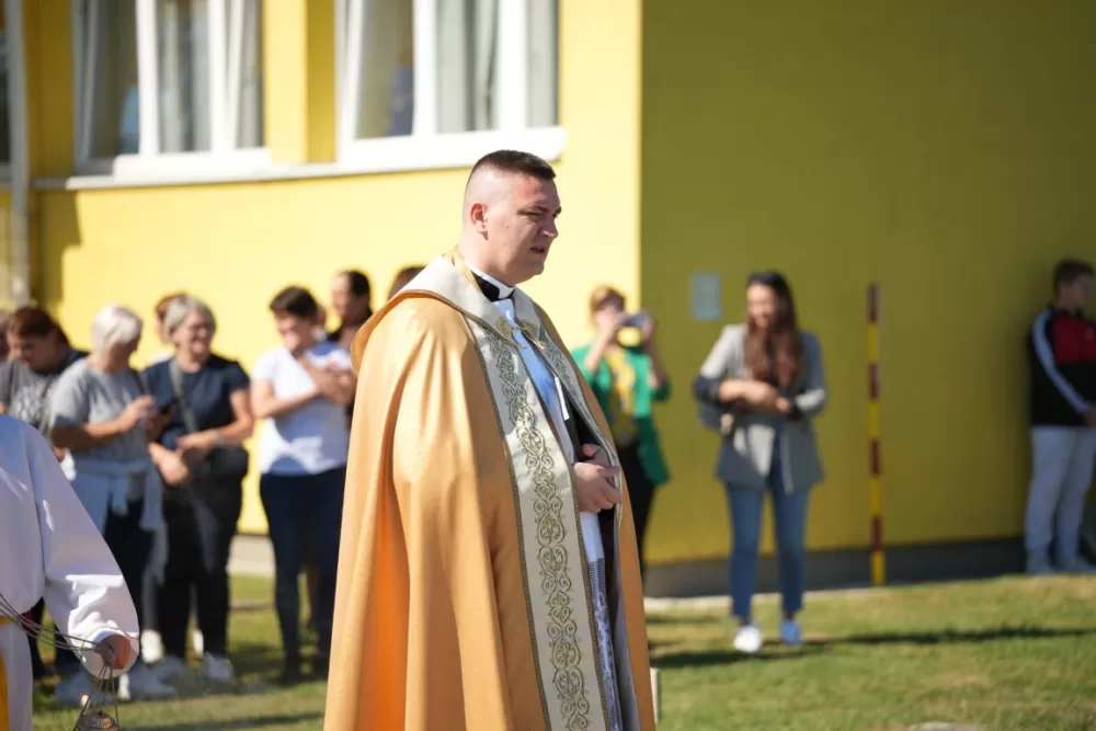 (FOTOGALERIJA) Dan koji će mještani Sikirevaca i okolnih mjesta dugo pamtiti: Položen kamen temeljac za gradnju nove školsko sportske dvorane
