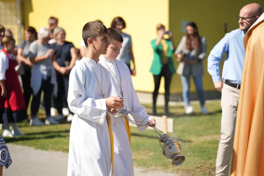 (FOTOGALERIJA) Dan koji će mještani Sikirevaca i okolnih mjesta dugo pamtiti: Položen kamen temeljac za gradnju nove školsko sportske dvorane