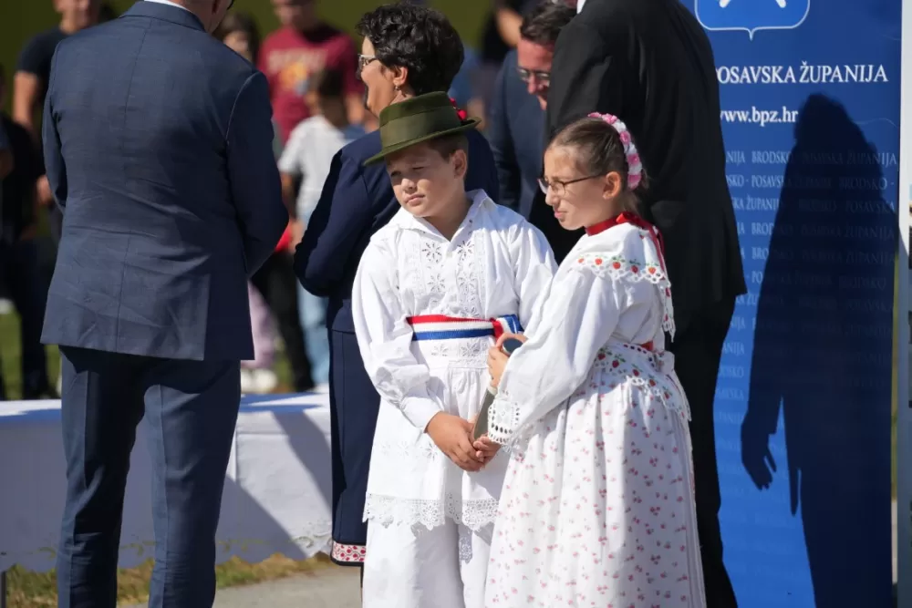 (FOTOGALERIJA) Dan koji će mještani Sikirevaca i okolnih mjesta dugo pamtiti: Položen kamen temeljac za gradnju nove školsko sportske dvorane