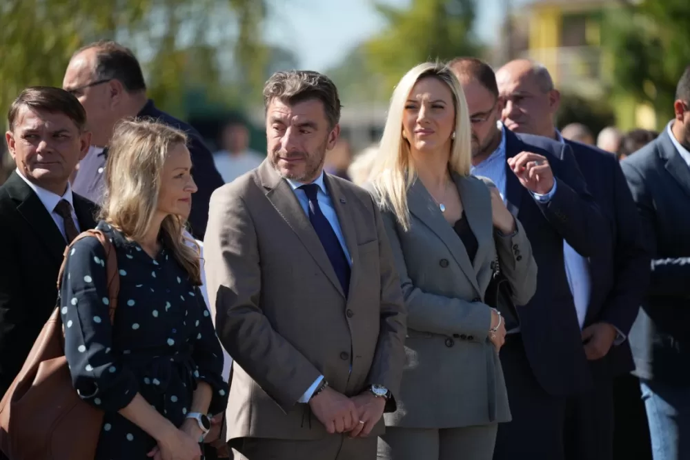 (FOTOGALERIJA) Dan koji će mještani Sikirevaca i okolnih mjesta dugo pamtiti: Položen kamen temeljac za gradnju nove školsko sportske dvorane