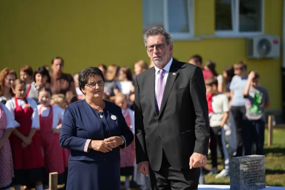 (FOTOGALERIJA) Dan koji će mještani Sikirevaca i okolnih mjesta dugo pamtiti: Položen kamen temeljac za gradnju nove školsko sportske dvorane