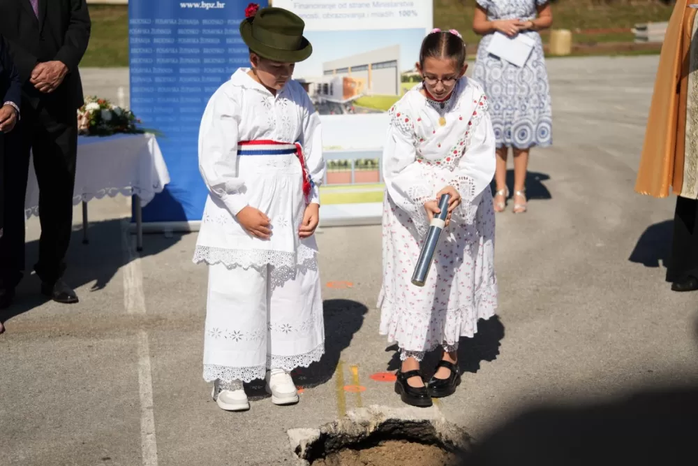 (FOTOGALERIJA) Dan koji će mještani Sikirevaca i okolnih mjesta dugo pamtiti: Položen kamen temeljac za gradnju nove školsko sportske dvorane