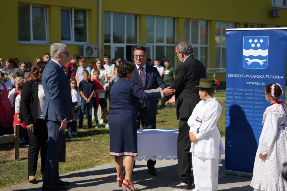 (FOTOGALERIJA) Dan koji će mještani Sikirevaca i okolnih mjesta dugo pamtiti: Položen kamen temeljac za gradnju nove školsko sportske dvorane