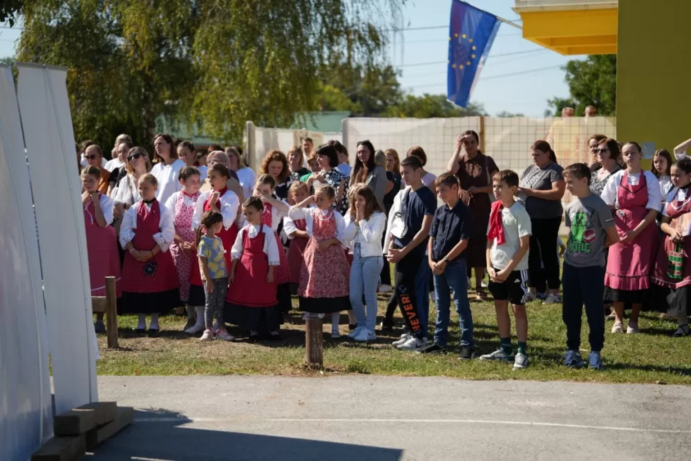 (FOTOGALERIJA) Dan koji će mještani Sikirevaca i okolnih mjesta dugo pamtiti: Položen kamen temeljac za gradnju nove školsko sportske dvorane