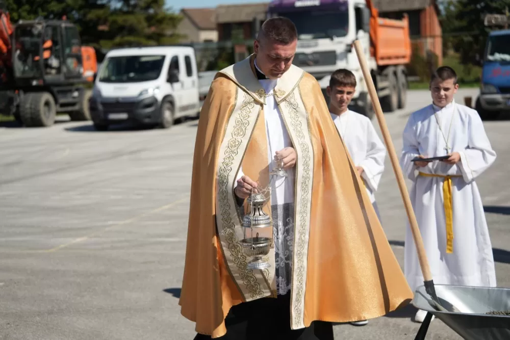(FOTOGALERIJA) Dan koji će mještani Sikirevaca i okolnih mjesta dugo pamtiti: Položen kamen temeljac za gradnju nove školsko sportske dvorane