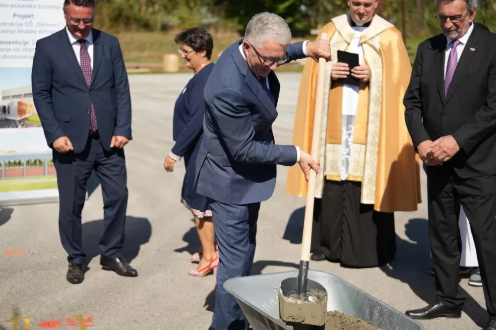 (FOTOGALERIJA) Dan koji će mještani Sikirevaca i okolnih mjesta dugo pamtiti: Položen kamen temeljac za gradnju nove školsko sportske dvorane