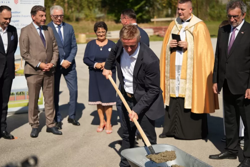 (FOTOGALERIJA) Dan koji će mještani Sikirevaca i okolnih mjesta dugo pamtiti: Položen kamen temeljac za gradnju nove školsko sportske dvorane