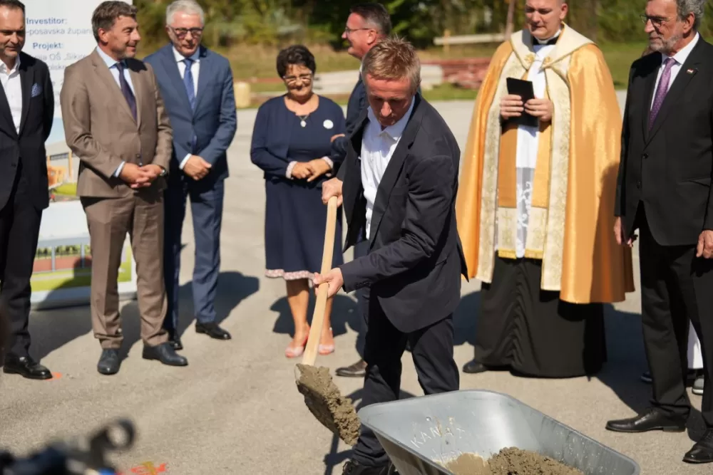 (FOTOGALERIJA) Dan koji će mještani Sikirevaca i okolnih mjesta dugo pamtiti: Položen kamen temeljac za gradnju nove školsko sportske dvorane