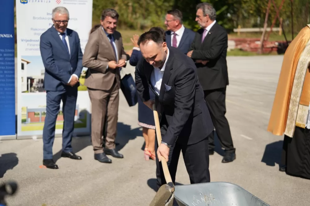 (FOTOGALERIJA) Dan koji će mještani Sikirevaca i okolnih mjesta dugo pamtiti: Položen kamen temeljac za gradnju nove školsko sportske dvorane